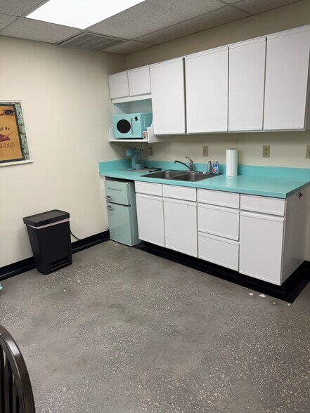 More Photos Of 621 Lakeview Rd, Clearwater Coworking Space