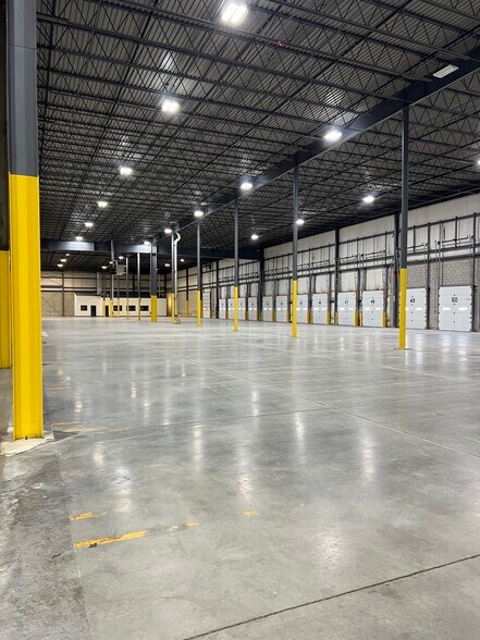 More Photos Of 250 S Gary Ave, Carol Stream Distribution For Lease
