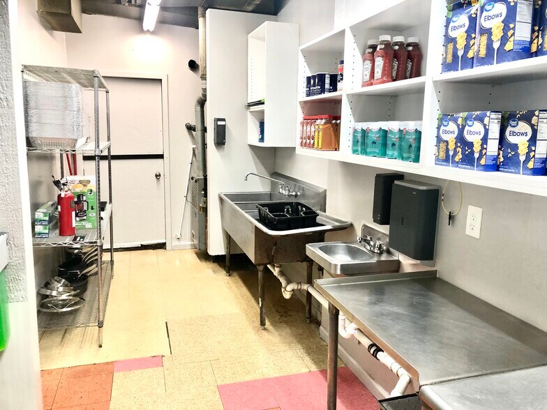 More Photos Of 2301 Hyde Park Blvd, Niagara Falls Restaurant For Sale