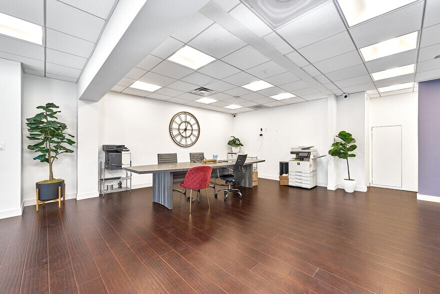 More Photos Of 220-228 N Canon Dr, Beverly Hills Loft Creative Space For Lease