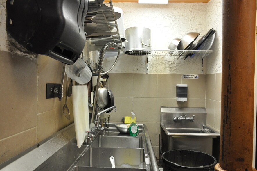 More Photos Of 2011 N Damen Ave, Chicago Restaurant For Sale