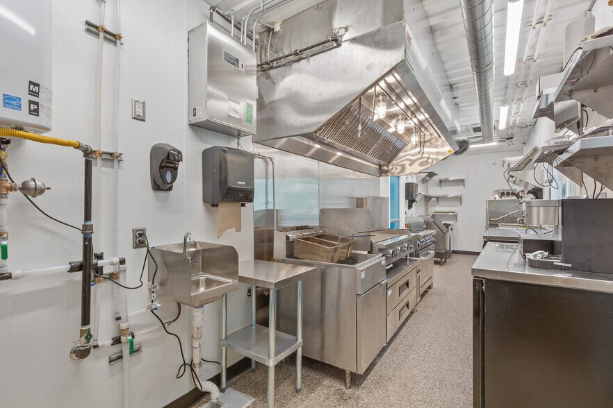 More Photos Of 1121 S Elgin Ave, Tulsa Sports And Entertainment For Lease