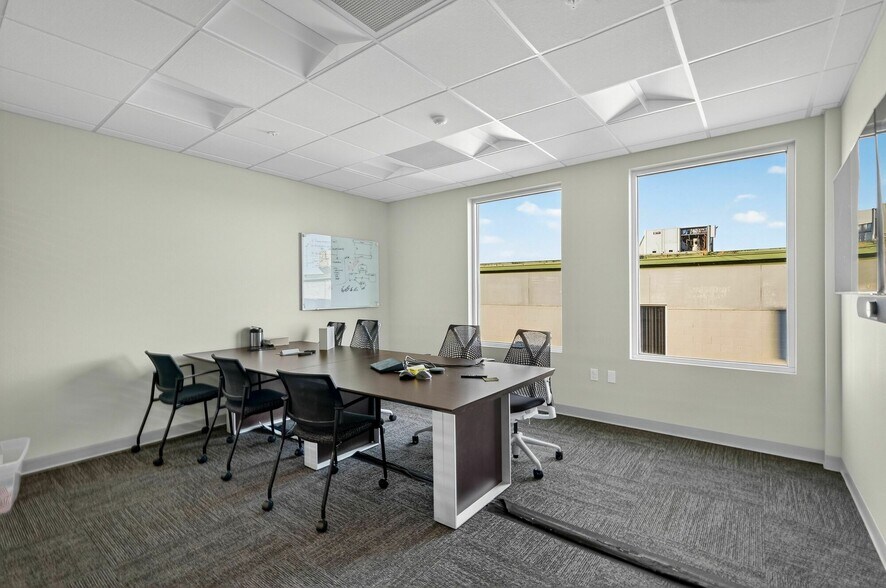 More Photos Of 1996 Brunswick ln, Deland Office For Lease