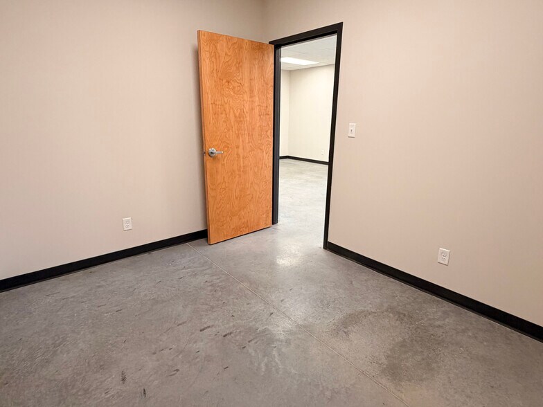 More Photos Of 4173 N 20th St, Ozark Warehouse For Lease
