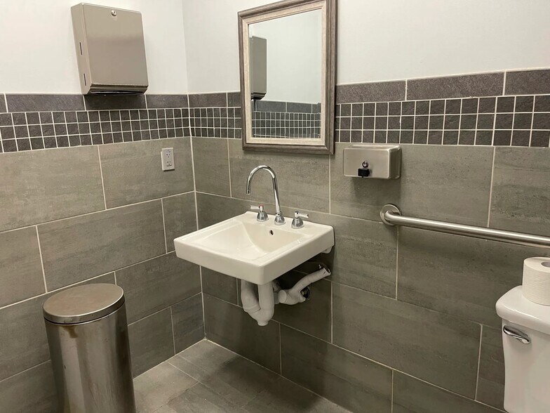 More Photos Of 15102 Interstate 45, Conroe Showroom For Sale