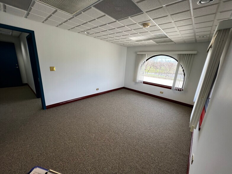 More Photos Of 115 N Prospect Ave, Itasca Showroom For Sale