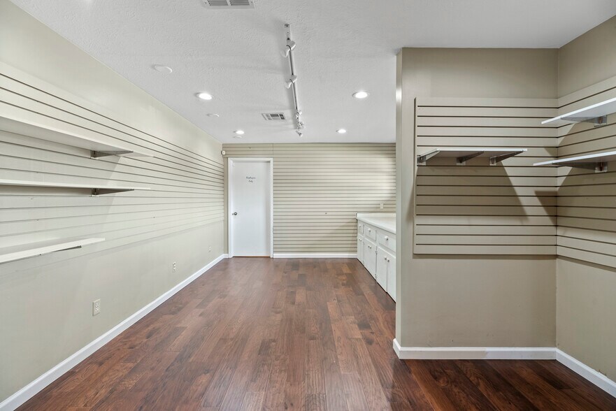 More Photos Of 1001 Avenue B, Katy Storefront Retail Office For Lease