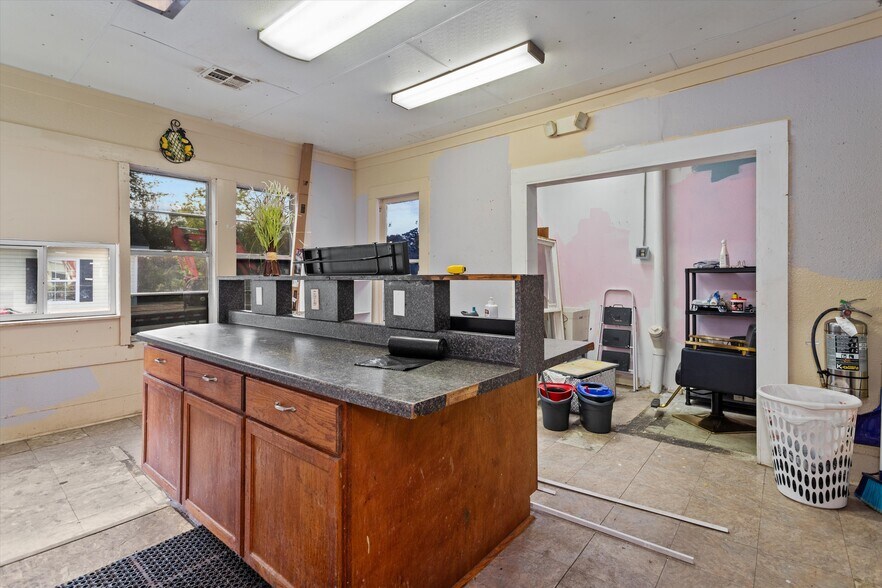 More Photos Of 135 E Denman Ave, Lufkin Flex For Sale