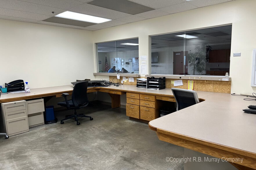 More Photos Of 2813 N Neergard Ave, Springfield Truck Terminal For Sale