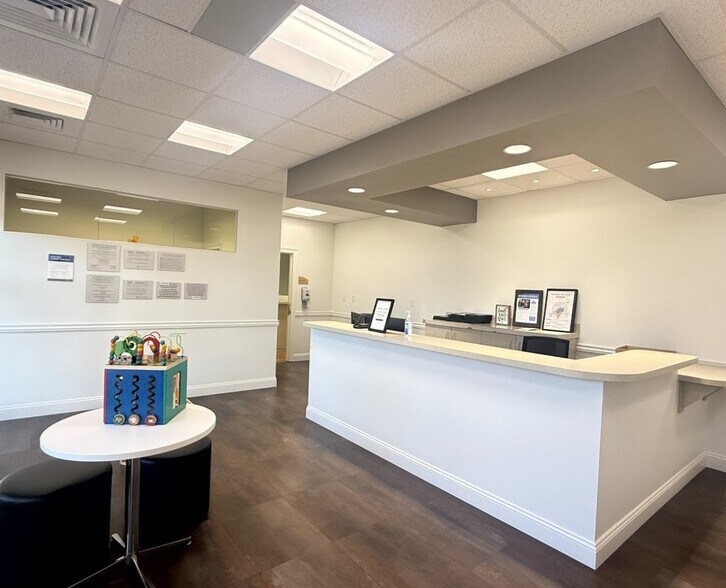 More Photos Of 5540-5550 N Farmer Branch Rd, Ozark General Retail For Sale