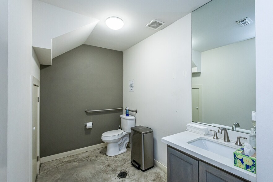 More Photos Of 302 Crossroads Loop, Laredo Office For Lease