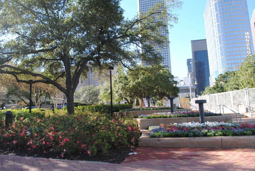 More Photos Of 300 Main St, Houston Storefront Retail Office For Lease