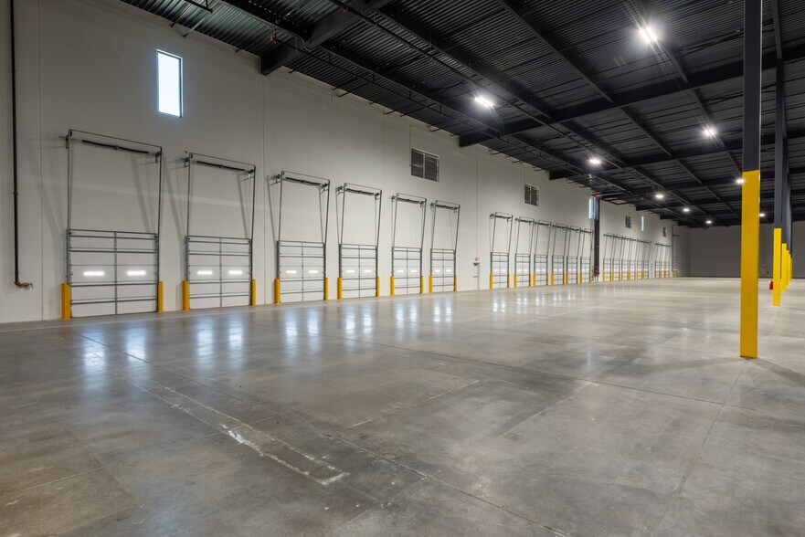 More Photos Of 1000 S J Elmer Weaver Fwy, Cedar Hill Distribution For Lease