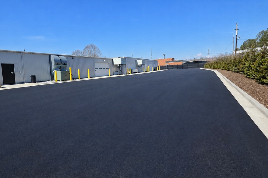 More Photos Of 114 S State St, Haw River Manufacturing For Sale