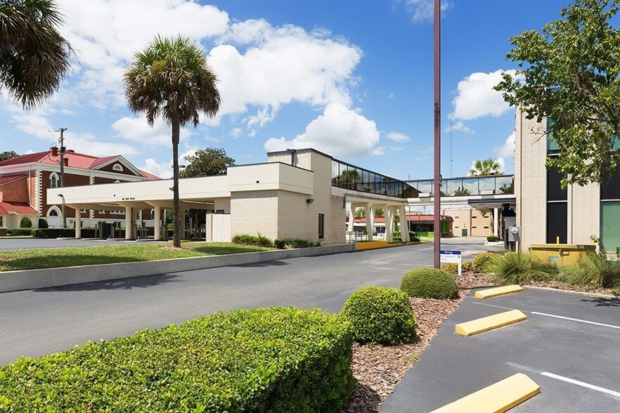 More Photos Of 201 S Ohio Ave, Live Oak Bank For Lease