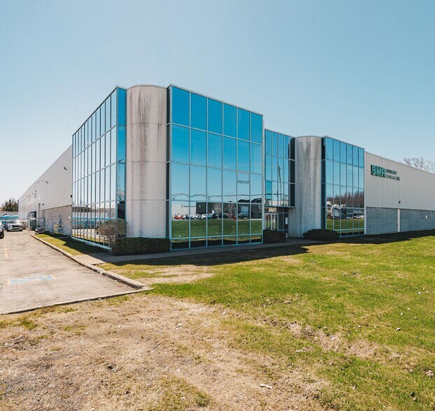 More Photos Of 40 Ch Du Tremblay, Boucherville Warehouse For Lease