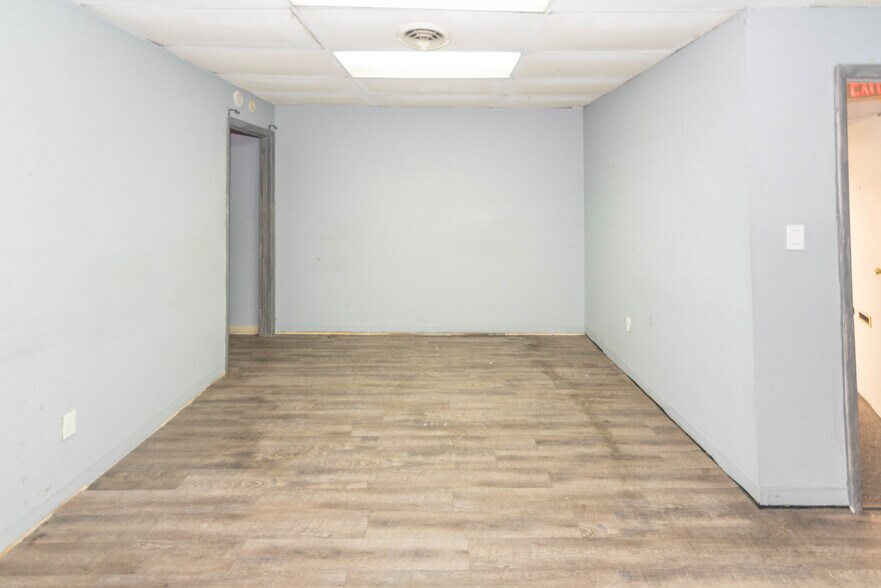 More Photos Of 5900 York Rd, Baltimore Storefront Retail Office For Sale