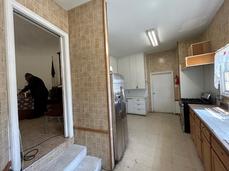More Photos Of 1202 E Plymouth St, Long Beach Religious Facility For Sale