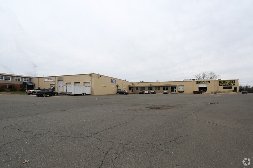 More Photos Of 222 Universal Dr, North Haven Warehouse For Lease