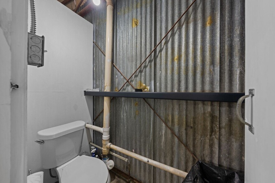 More Photos Of 2610 Memorial Blvd, Kerrville Industrial For Sale