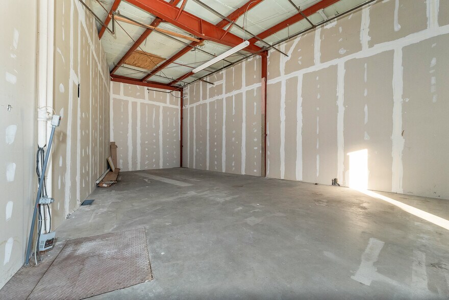 More Photos Of 15 Mont Vernon St, Milford Freestanding For Lease