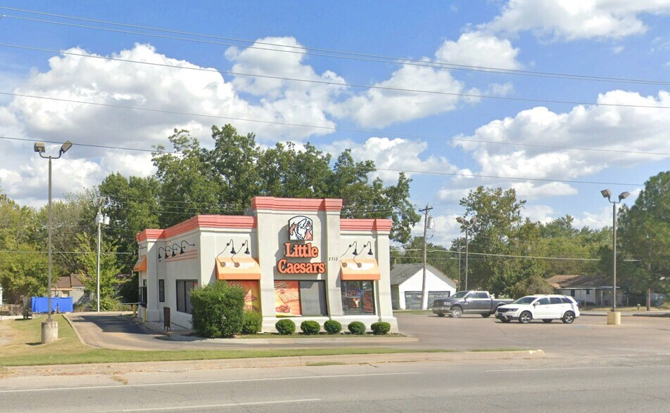 Primary Photo Of 2310 N Main St, Miami Fast Food For Lease