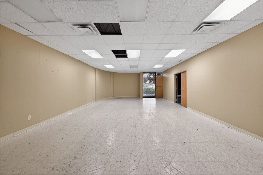 More Photos Of 9250 Amberton Pky, Dallas Flex For Lease