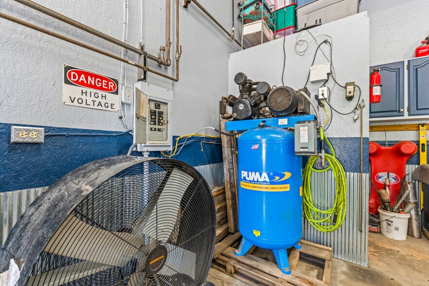 More Photos Of 1626 Dearborn St, Ellsworth Industrial For Sale