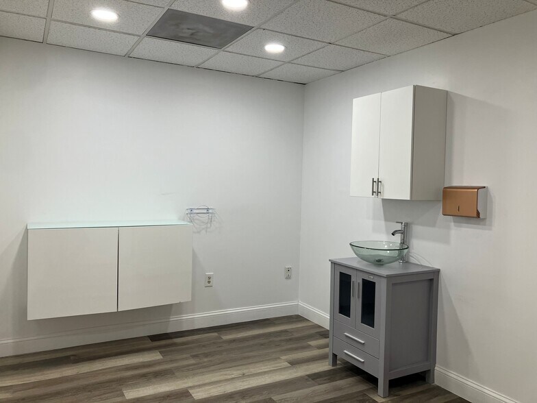 More Photos Of 30 Turnpike Rd, Southborough Medical For Lease