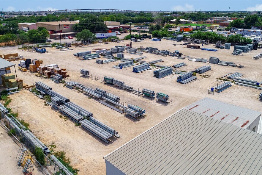 More Photos Of 662 N WW White Rd, San Antonio Light Distribution For Lease