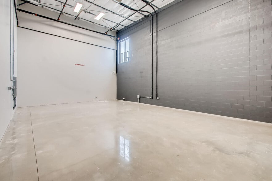 More Photos Of 2100 Double Creek Dr, Round Rock Warehouse For Lease
