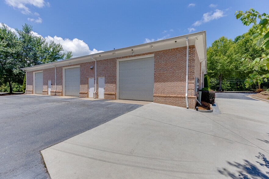 More Photos Of 6105 Atlanta Hwy, Flowery Branch Office For Lease
