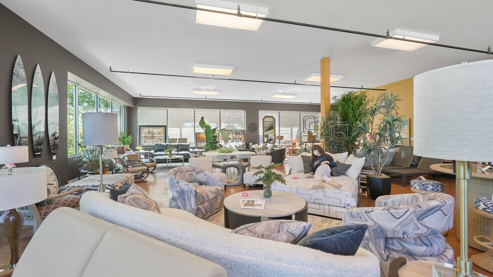 More Photos Of 2265 Bagnell Dam Blvd, Lake Ozark Office For Sale