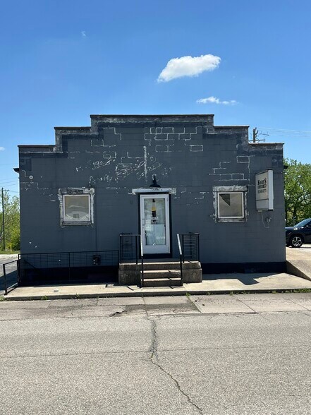 More Photos Of 720 S Broadway St, Greensburg Restaurant For Sale