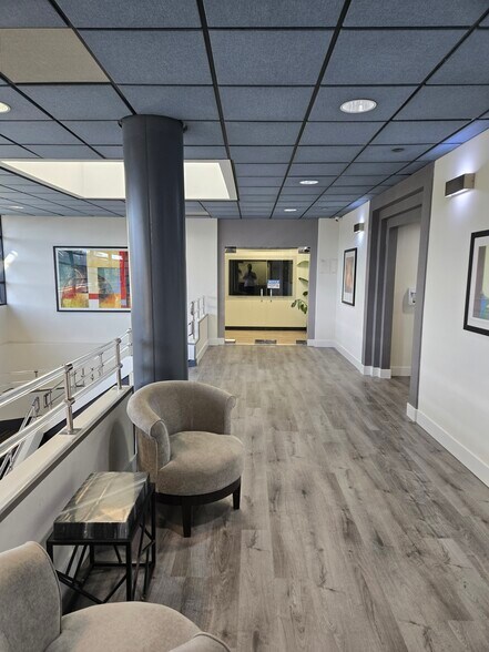 More Photos Of 5716 Corsa Ave, Westlake Village Office For Lease