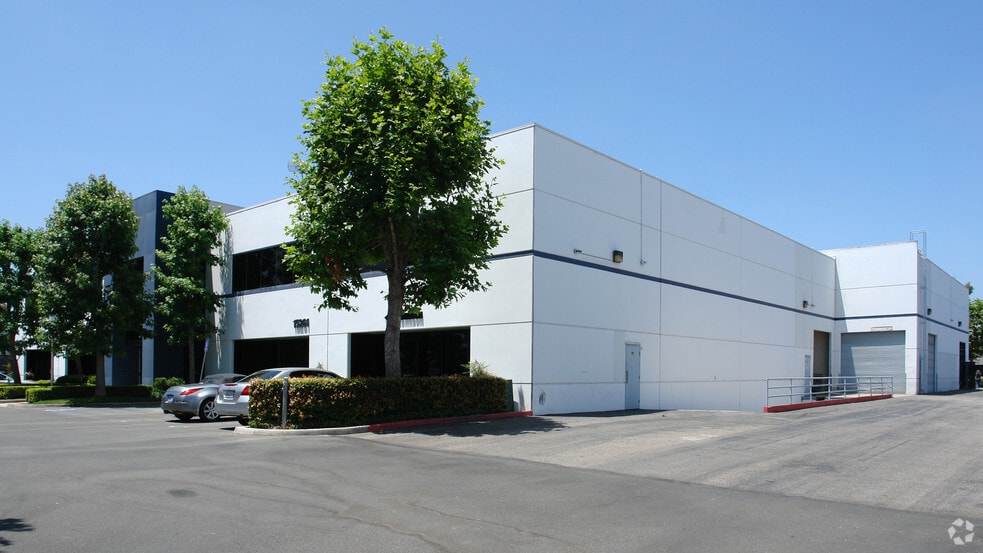 More Photos Of 15261 Connector Ln, Huntington Beach Manufacturing For Lease