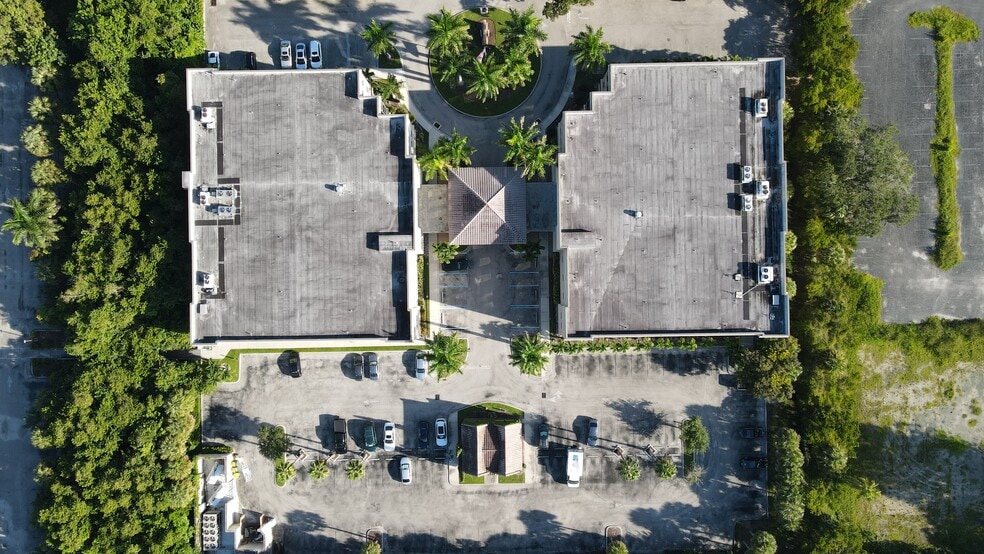 More Photos Of 704 Goodlette-Frank Rd N, Naples Unknown For Lease