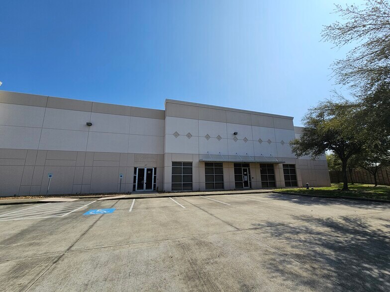 More Photos Of 10215 S Sam Houston Pky W, Houston Warehouse For Lease