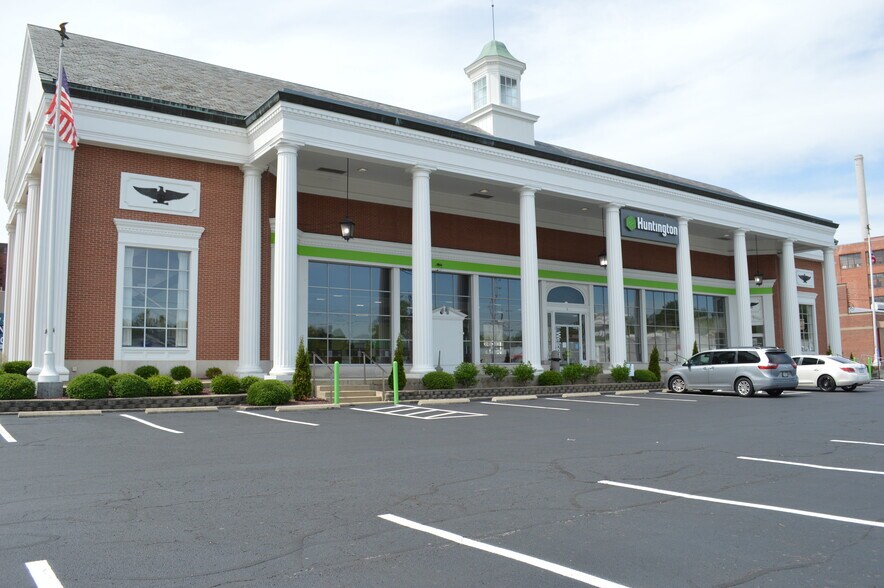 More Photos Of 5 W North St, Springfield Storefront Retail Office For Lease