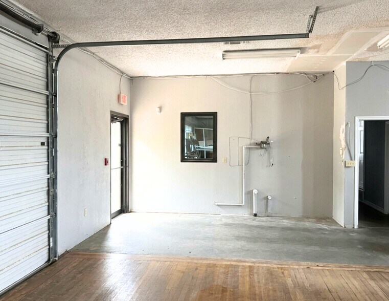 More Photos Of 3013 Joyce Dr, Fort Worth Showroom For Sale