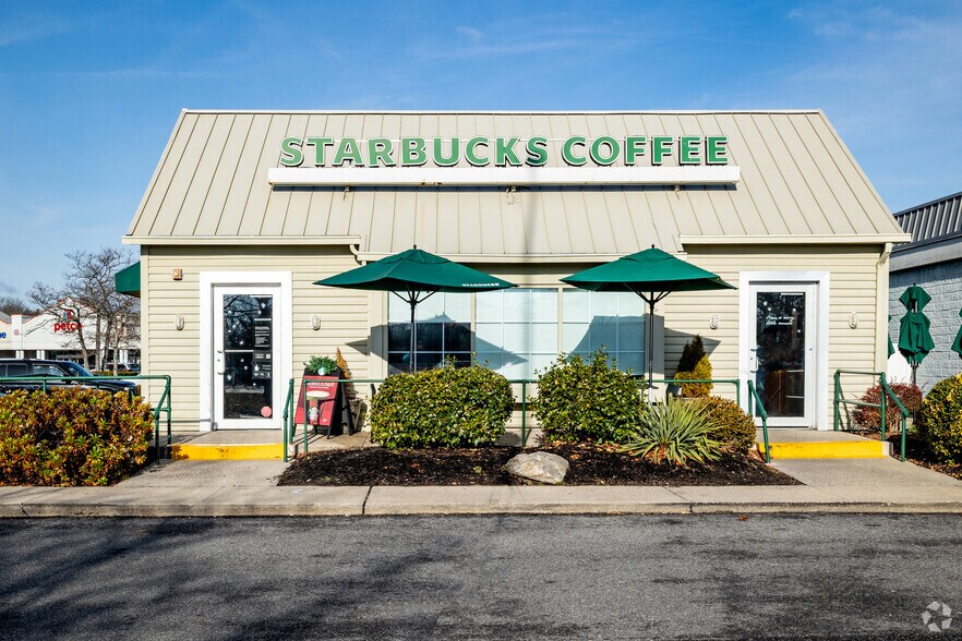 More Photos Of 367-425 N Service Rd, Patchogue Storefront For Lease