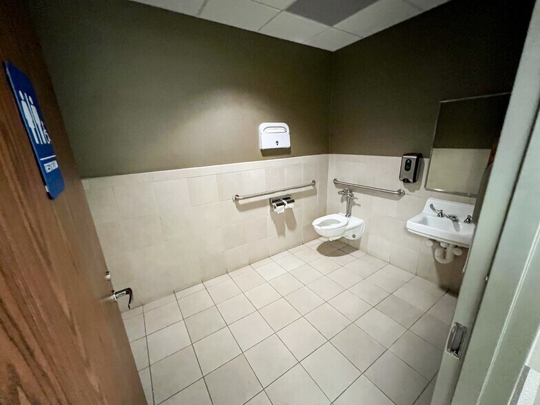 More Photos Of 500 W Illinois Ave, Midland Office For Lease