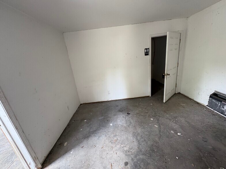 More Photos Of 203 E Harrison St, Salisbury Specialty For Lease