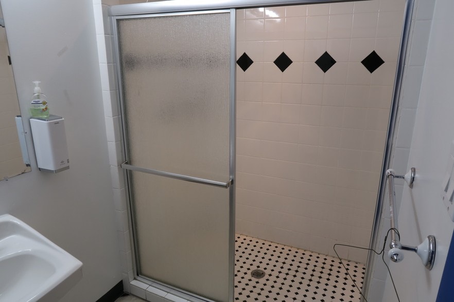 More Photos Of 5829 Beverly Hill St, Houston Warehouse For Lease