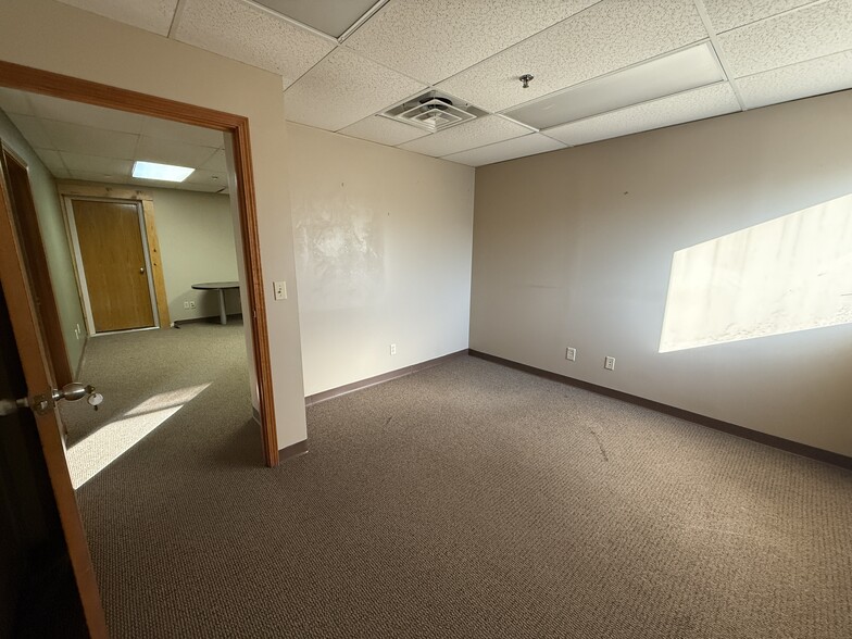 More Photos Of 12635-12651 Hemlock St, Overland Park Showroom For Sale