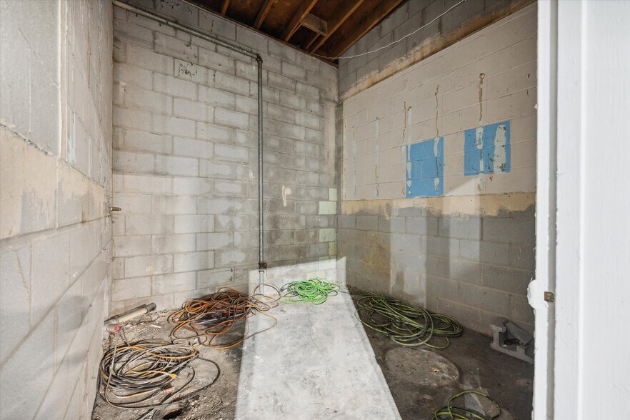 More Photos Of 969 Dixie Hwy, Rossford General Retail For Sale