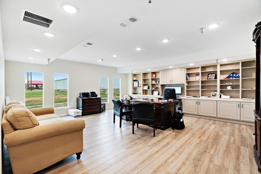 More Photos Of 3790 Lamar Ave, Paris Warehouse For Sale