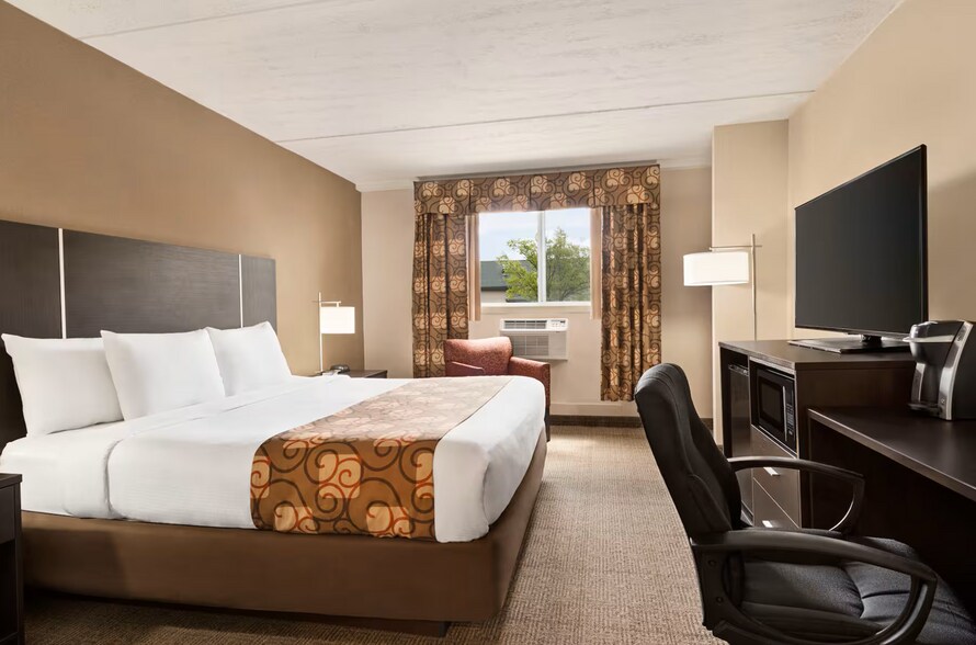 More Photos Of 461 Maine Mall Rd, South Portland Hotel For Sale