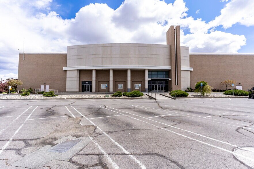 More Photos Of 5000 Meadowood Mall Cir, Reno Unknown For Lease