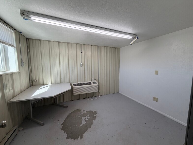 More Photos Of 800 S Smith Rd, Riverton Industrial For Lease